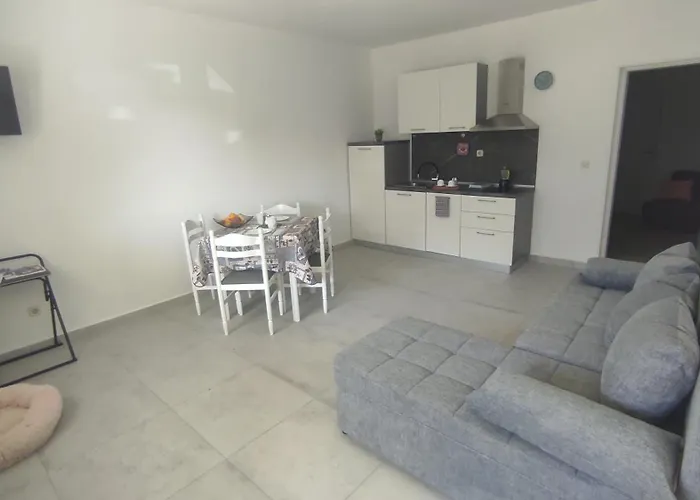 Nikolena Apartment *